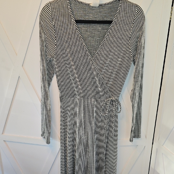 Zara Dresses & Skirts - New Black and White Striped Long Sleeve Dress